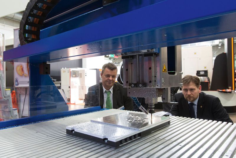 Voll integriert: Datentechnik Reitz präsentiert gemeinsam mit BZT sowie SPPW die komplette Prozesskette der CNC-Bearbeitung. (Bild: Leipziger Messe/Tom Schulze)