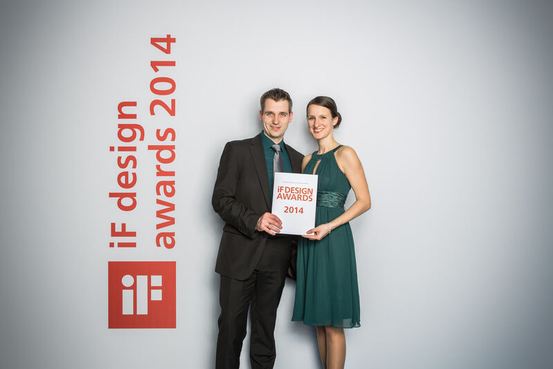 Gemeinsam mit Ehefrau Aline nahm Roland Lenzing, verantwortlich für Unternehmensstrategie im Hause Pflitsch, den Design-Preis entgegen. (Bild: Pflitsch)
