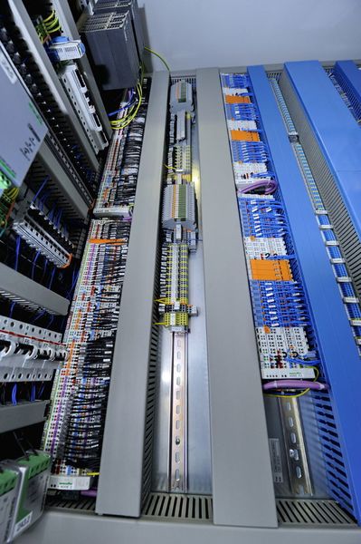 Steuerschrank dicht gepackt mit I/O-Knoten, Netzteilen, Reihenklemmen und Kleinschaltrelais (Archiv: Vogel Business Media)