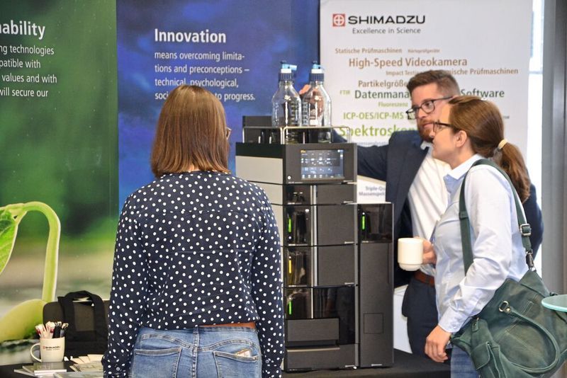 In den Pausen gab es genug Gelegenheit zum HPLC-Erfahrungsaustausch. (LABORPRAXIS/Ottleben)