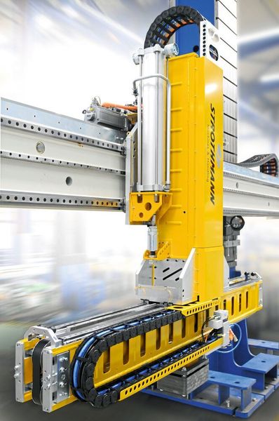Bei einem Feeder für eine Pressenlinie sind auf allen Achsen, wie im Bild dargestellt, auf Horizontalachse, Vertikalachse und traversierender Achse, Energieführungsketten verbaut. (Tsubaki Kabelschlepp)