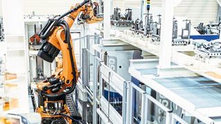 Drei Werkzeugmaschinen des Herstellers Grob bearbeiten Roboterwerkstücke. Ein KR Fortec fährt diese über eine Lineareinheit zum Be- und Entladen an. (Kuka)