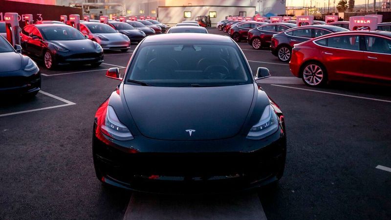 Platz 1 in der Mittelklasse im November 2021: Tesla Model 3, 3.825 Neuzulassungen (Tesla)