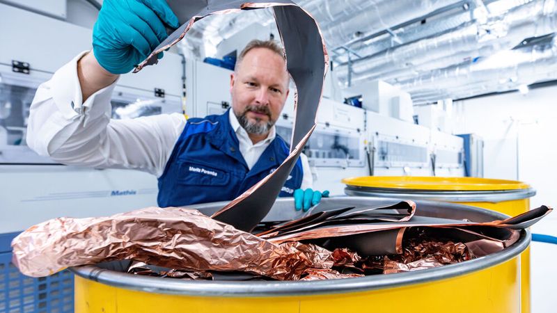 Mittels Direktrecycling bringt BMW die Rohstoffe aus Batteriezellen mechanisch zurück in den Kreislauf.(Bild:  BMW)