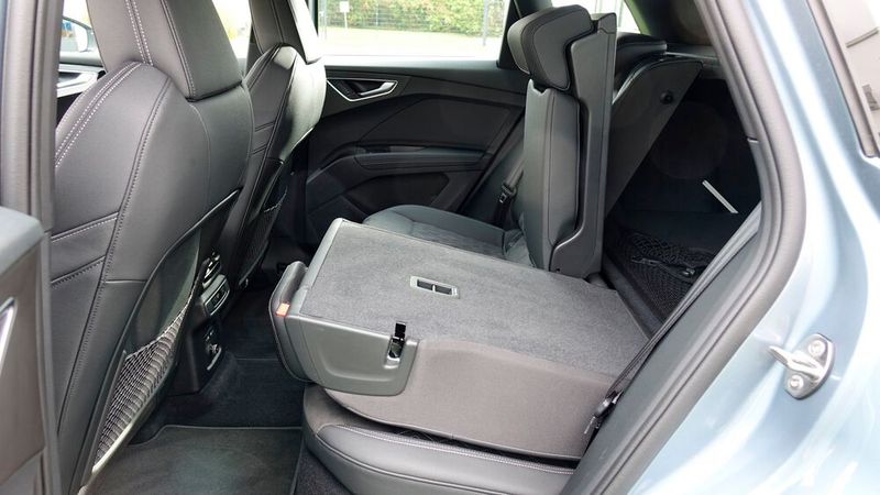 Die Rücksitzbank lässt sich dreigeteilt umklappen und unterschiedlich steil anstellen. Variabel und familienfreundlich ist er, der Q4 E-Tron. (Bild: Rosenow – »kfz-betrieb«)
