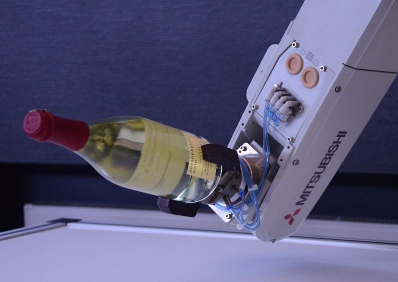 Die Hochschule Heilbronn – ein offizieller Partner von Mitsubishi Electric – entwickelte einen Sektroboter, der automatisch Sektgläser füllen kann. (Michel)