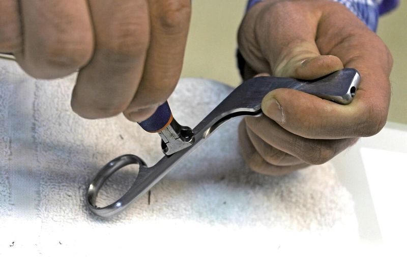 Mit einer Zange wird der Grat entfernt. (Bild: Zikomm)