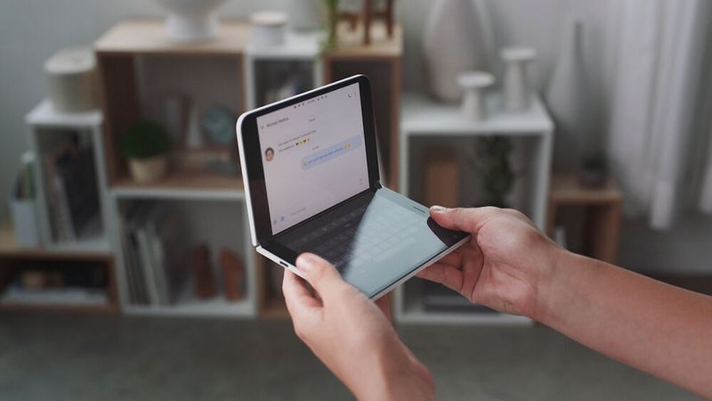 Für längere Texte wird das Surface Duo wie ein Mini-Notebook genutzt. (Microsoft)