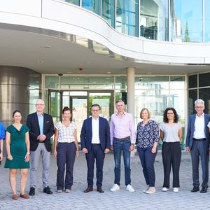 Besuch von Sascha van Beek MdB am Leibniz-HKI: (v.l.) Luzia Gyr, Miriam Agler-Rosenbaum, Institutsdirektor Axel Brakhage, Ute Hellmich (Friedrich-Schiller-Universität Jena), Lars Böttcher (Analytik Jena GmbH), Sascha van Beek, Sina Gerbach, Sarela García-Santamarina, Uwe Müller (HAPILA GmbH) und Grit Walther. (Bild: Anna Schroll/Leibniz-HKI)