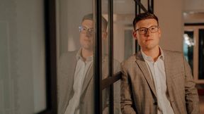 Julian Ziebarth ist Geschäftsführer von Ziebarth Industrial Technologies sowie KI-Strategieberater für die Industrie. Als ehemaliger Betriebsleiter im Formenbau kennt er die industrielle Wertschöpfung aus der Praxis. (Bild: Ziebarth Industrial Technologies)