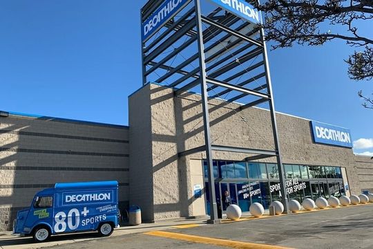 Der Sportartikel-Händler Decathlon hat traditionelle Kassen abgeschafft und setzt jetzt auf Bezahlen mit Smartphone.(Quelle:  NewStore)