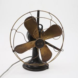 Tischventilator, AEG. Anfang 1900.(Bild:  Gefunden bei https://auctionet.com/)