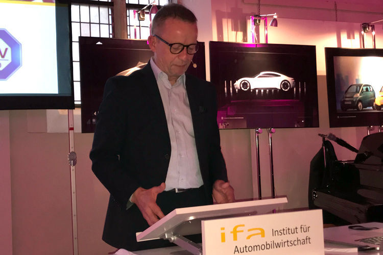 IFA-Direktor Prof. Stefan Reindl: „Wir stellen fest, dass tendenziell eher Händler deutscher Hersteller unzufriedener waren als im Vorjahr. Da spielt die Dieselkrise sicher eine Rolle.“ (Seyerlein / »kfz-betrieb«)
