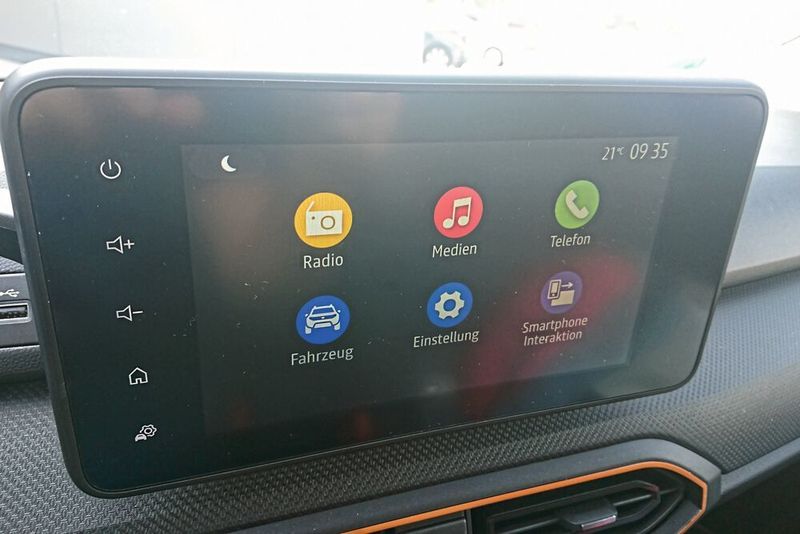 Das Mediasystem hat ebenfalls nur die einfachsten Funktionen. Ein Navi gibt es nicht. (Sven Prawitz/Automobil Industrie)