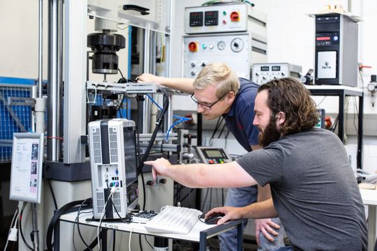 Forschende des Fachgebiets Metallische Werkstoffe der Universität Kassel haben ein neues Verformungsverhalten in Formgedächtnislegierungen entdeckt.(Bild:  Christine Buhl/Uni Kassel)