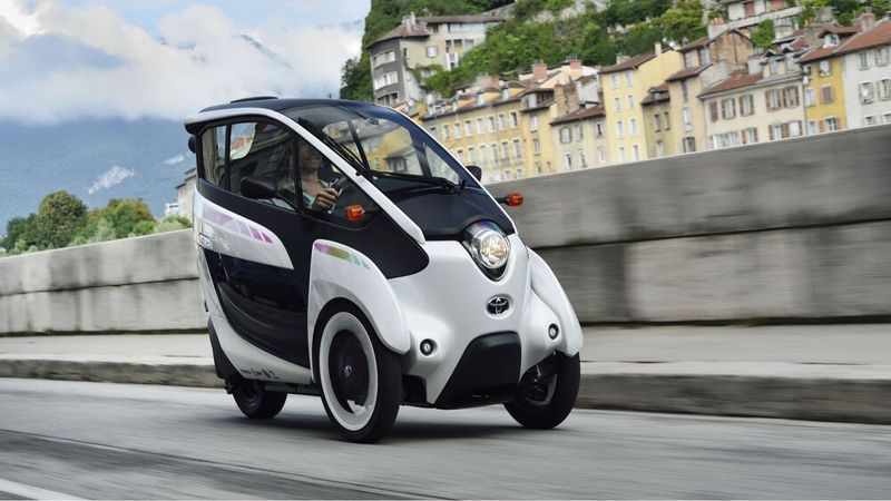 Der dreirädrige i-Road wurde 2014 in Grenoble im Carsharing eingesetzt. 2021 stellte Toyota die Produktion allerdings wieder ein. (Bild: Toyota)