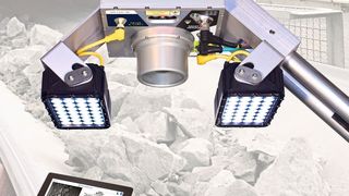 Das Haver Solo M4 zur Materialanalyse direkt über dem Förderband (Bild: Haver & Boecker)