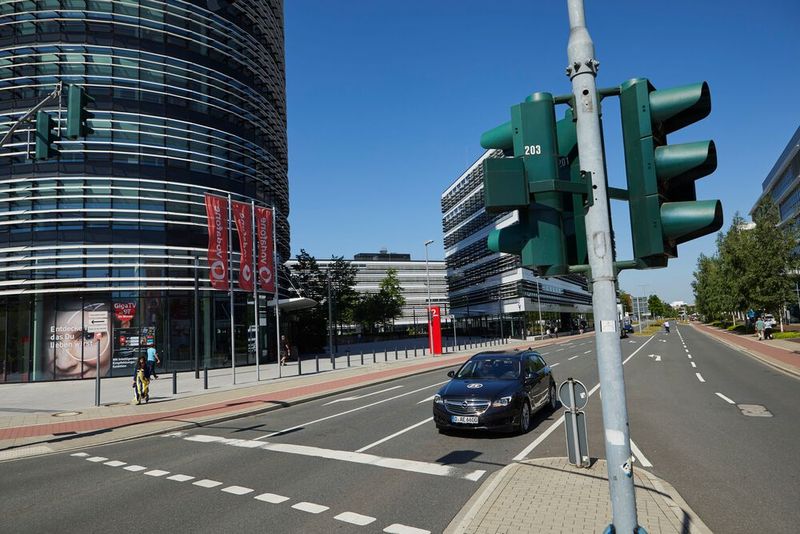 Vodafone und ZF vernetzen Autos und Ampeln in Düsseldorf. (Bild: Valéry Kloubert)