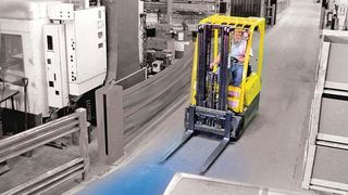 Die maximale Montagehöhe des Safe-T-Signal-Systems beträgt 4880 mm, die Mindestmontagehöhe ist 3050 mm. (Rite-Hite)