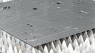 Freie, sichere Fahrt ohne Kollisionsrisiko für den Laserkopf: Die Assistenzfunktion «TiltPrevention» plant automatisch optimale Schneidabläufe zum prozesssicheren Laserschneiden kleiner Blechteile. (Bild: Bystronic)