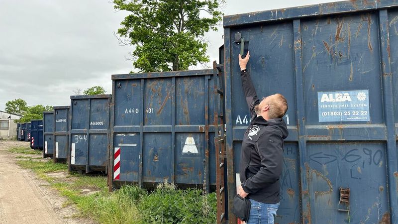 Die Installation der Sensolus-IoT-Tracker sei denkbar einfach, wie man hier sieht. Zuvor muss lediglich die auf der Cloud basierende Sensolus-Plattform für einen Kunden freigeschaltet werden, dann können die Tracker an den Containern befestigt werden. (Bild: Sensolus)