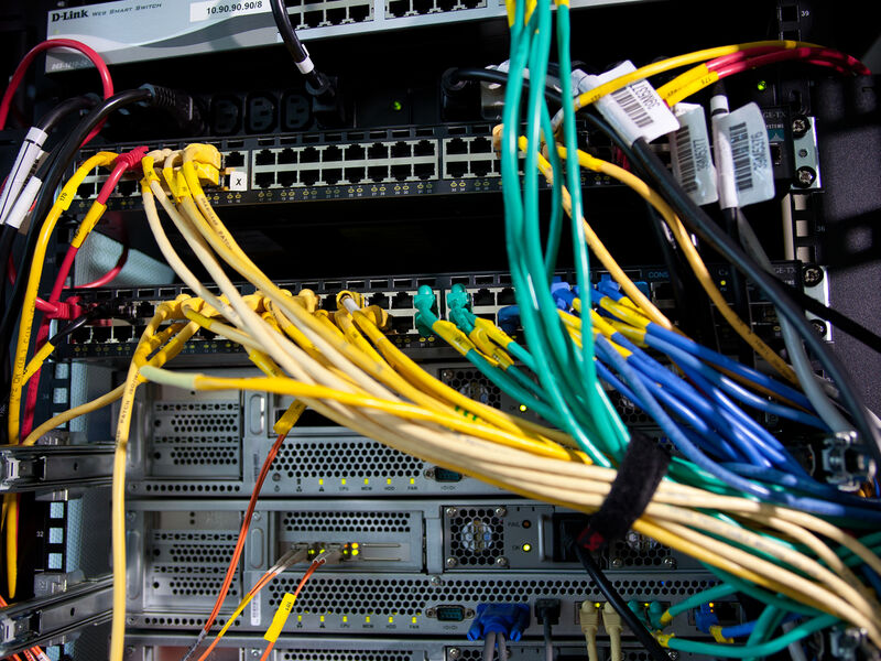In einem Nebenraum sind die Server installiert, auf denen sich Lösungen von IP-Telefonie in allen ihren Facetten herstellerunabhängig aufzeigen lassen. (Ingram Micro)