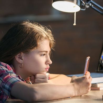 Kinder unter 13 Jahren dürfen Social Media künftig vielleicht nur noch eingeschränkt nutzen. (Bild: © Pixel-Shot – stock.adobe.com)