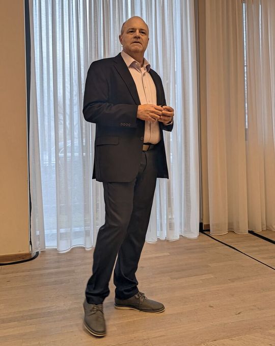 Kevin Schultz ist CTO bei Emerson NI. In seiner Keynote sprach er über den KI-Assistenten Nigel. „Eine KI-gestützte Entwicklung muss stets von menschlichen Experten geleitet werden.“(Bild:  ELEKTRONIKPRAXIS)