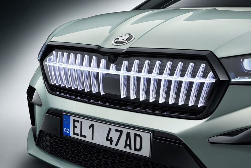 ... und der beleuchtete Kühlergrill – wenngleich die kristallinen Längsstreben hierzulande lediglich im Stand erstrahlen dürfen. (Bild: Skoda)