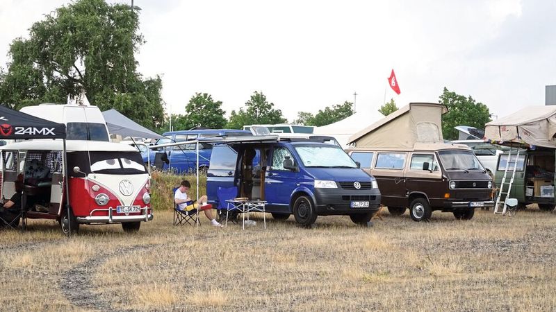 Eins, fünf, drei, vier: die unterschiedlichen Generationen VW Bus in bunter Mischung nebeneinander (Bild: Dominsky – VCG)