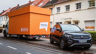 Online gekauft, vor die Haustür geliefert – jetzt auch mit Garantie: Mobile.de kooperiert beim Online-Autoverkauft mit Car-Garantie. (Bild: Mobile.de)