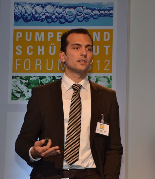 Dr. Alexander Kutter, Anton Paar Germany Zähe Medien zählen zweifellos zu den schwierigen Fördermedien. Den Begriff Zähigkeit kann jeder beschreiben, sein Synonym Viskosität sagt jedoch nur wenigen etwas. Obwohl jeder täglich mit viskosen Produkten in Berührung kommt. Dr. Alexander Kutter, Anton Paar Germany, gab ins seinem Vortrag eine kurze Übersicht darüber, wann Viskositätsmessungen in der Industrie zum Einsatz kommen und warum sie dort von Bedeutung sind. Anschließend stellte er unterschiedliche Messmethoden vor. (Bild: PROCESS)