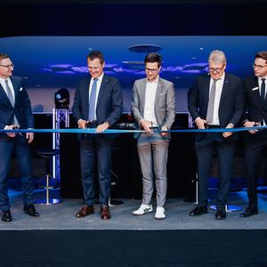 Die Kestenholz-Gruppe feierte Anfang Mai 2025 nach zweieinhalb Jahren Bauarbeiten die Einweihung des modernisierten Pkw-Centers Freiburg. Von links: Moderatorin Claudia von Brauchitsch, CEO Thomas Kestenholz, Mercedes-Benz-Deutschland-Vertriebschef Jörg Heinermann, Freiburgs Oberbürgermeister Martin Horn, Standortleiter und COO Wirtschaftsraum Südbaden Volker Speck sowie Daniel Kestenholz, Geschäftsleiter Immobilien.(Bild:  Kestenholz)