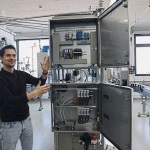 Philipp Bruhin erklärt am Schaltschrank die Vorzüge der eingesetzten Lösung von Wago.