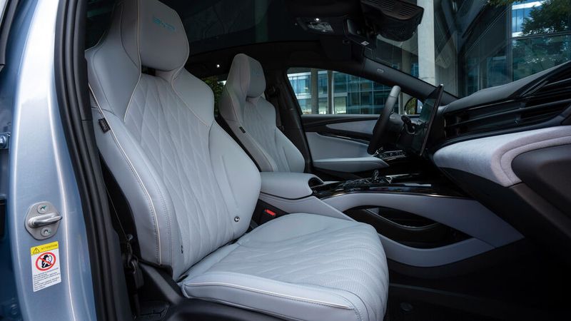 Die bequemen Sitze vorne sind beheiz- und belüftbar. (Bild: BYD)