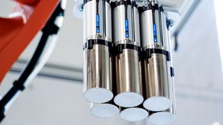 Damit runde Batteriezellen bis zu einem Durchmesser von 46 Millimetern präzise gehandhabt werden können, hat Schmalz den Magnetgreifer SGM-SV-BY entwickelt. Hier mehr zu den Vorteilen, die das neue Greifsystem mit sich bringt. (Bild: J. Schmalz)