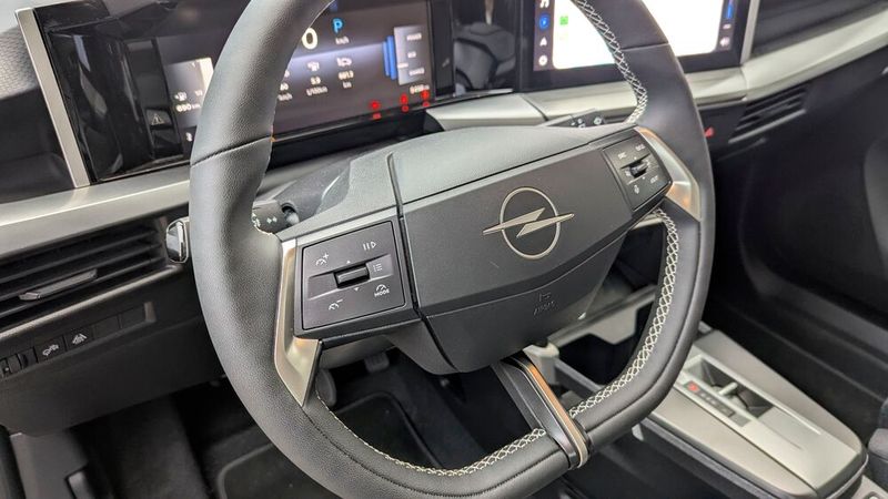 In den Lenkradspeichen finden sich gut bedienbare und sauber gekennzeichnete Schalter. Viele teurere Autos haben hier nur noch kapazitiv angesteuerte Touchflächen. (Bild: Rosenow – VCG)