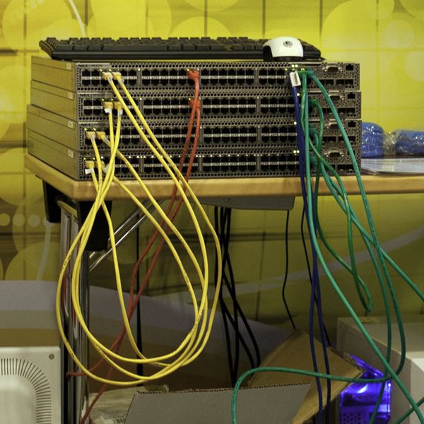 Bei SDN sagen physische Patchkabel wenig über die später genutzte Netzwerkinfrastruktur aus. Die hier abgebildeten OpenFlow-Switches gehören übrigens zum Demoaufbau von NEC. (Bild: Srocke)