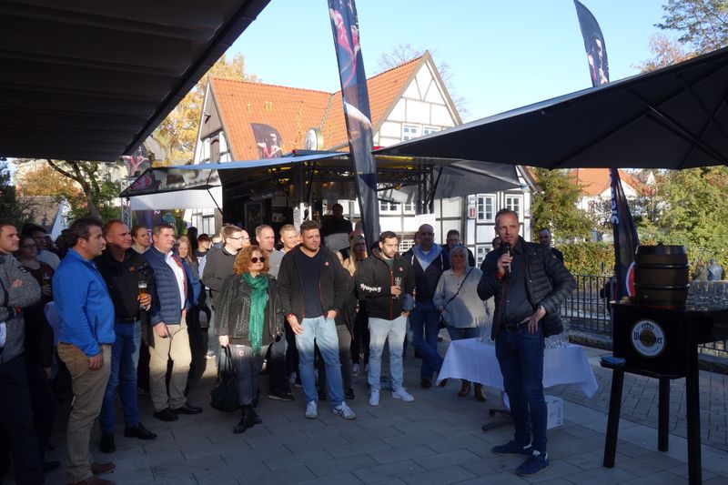 Geschäfstführer Björn Siewert, S&K, begrüßt die ca. 180 Gäste und wird gleich den Fass-Anstich vornehmen. (IT-BUSINESS)