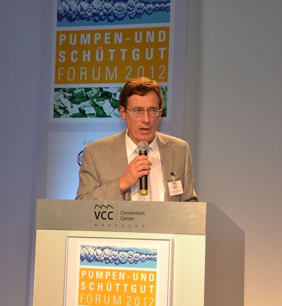 Gerd Hufnagel, ABB Automation Products
Gerd Hufnagel von ABB zeigte unter anderem die Entwicklung des Bedarfs von größeren drehzahlgeregelten Antrieben auf. (Bild: PROCESS)