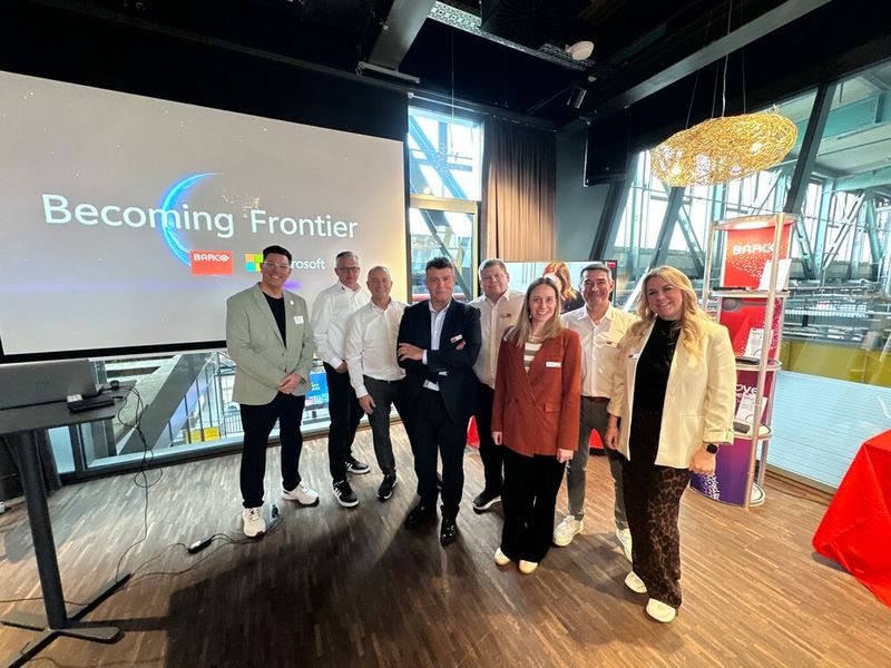 Das BARCO Team und Martin Zimmer (l., Microrosoft) sind startklar für den Boxenstopp in München. (Bild: Vogel IT-Medien GmbH)