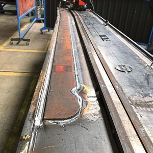 Der Lorch Trac WL Pro ist schnell zu installieren. Faymonville profitiert von dem Einsatz des Schweißtraktors unter anderem durch die Schnelligkeit des Schweißprozesses.(Bild:  Faymonville/Lorch Schweißtechnik)