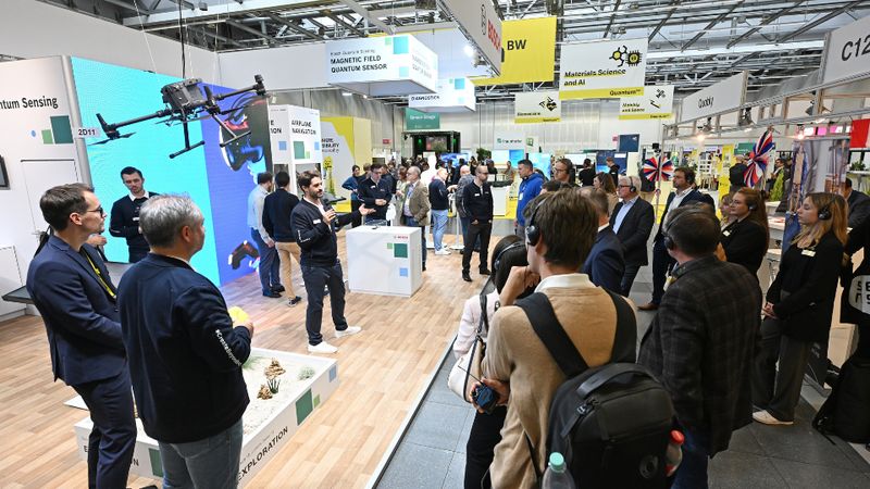 Anwendung im Fokus: Guided Tours und Präsentationen zeigen, wie Quantentechnologien in unterschiedlichen Branchen eingesetzt werden können. (Bild: Landesmesse Stuttgart GmbH & Co. KG)