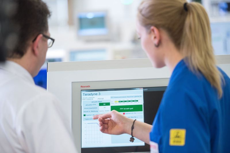 Unterstützt von digitalen Systemen prouziert man eine nahezu unbegrenzte Variantenzahl ohne Rüstzeiten und verbessert dabei kontinuierlich alle Kennzahlen rund um Produktivität, Qualität, Liefertreue und Transparenz.  (Bild: Bosch Rexroth)