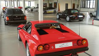 Mit der Autosuite spricht das Autohaus Märtin gezielt Besitzer hochwertiger Fahrzeuge aller Marken an, die einen Platz für ihre Schätze suchen. (Bild: Wehner/»kfz-betrieb«)