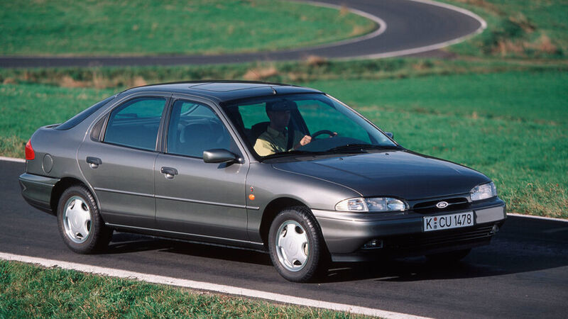 Die erste Generation des Ford Mondeo ab dem Jahr 1993. Ein Jahr später wurde er zum „Auto des Jahres“ gewählt. Von 1994 bis 2000 bot Ford alle drei Karosserievarianten (Stufenheck, Fließheck und den Turnier genannten Kombi) zum gleichen Preis an. (Ford)