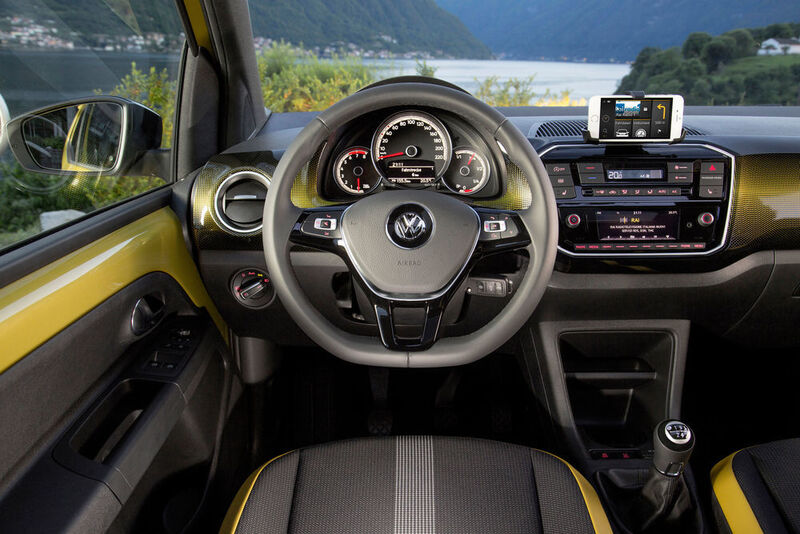 Mit einer Smartphone-Dockingstation im Cockpit läutet der Up das Zeitalter der Konnektivität ein. (VW)