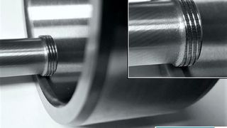 Im kleinen Bild sieht man näher auf ein Strukturwalzwerkzeug für das Einarbeiten von Mikrostrukturen in Oberflächen. Wie man damit Flügelzellenpumpen optimieren kann, wenn man es richtig macht, untersucht das IFW aus Hannover mit Partnern aus der Industrie. (Bild: IFW)