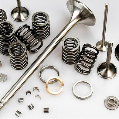 The valve train is a critical component in the combustion engine. Tolerance management and material selection are crucial. (Source: Con‑Sept)