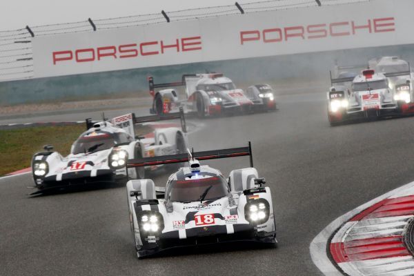 Holten den 1. und den 2. Platz bei der Langstrecken-Weltmeisterschaft 2015 in Shanghai: die beiden Porsche 919 Hybrid. (Bild: Porsche)